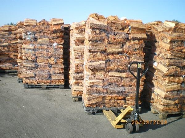 Drewno opałowe na palecie